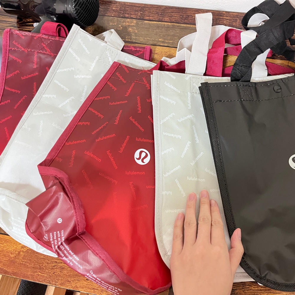 5 lululemon shopping bags